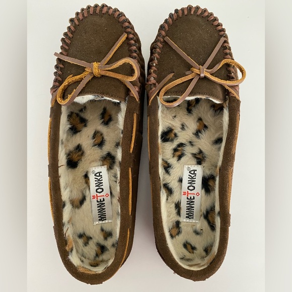 Minnetonka Shoes - NWOBox Women’s Size 8 Minnetonka Moccasin Slippers Brown Suede Leopard Interior